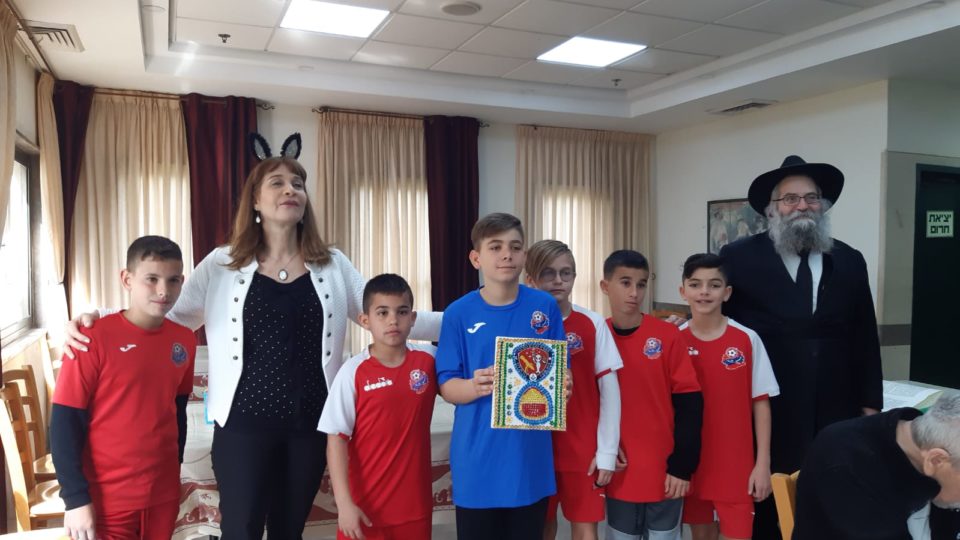 ילדי הפועל חיפה הפתיעו בחלוקת משלוחי מנות