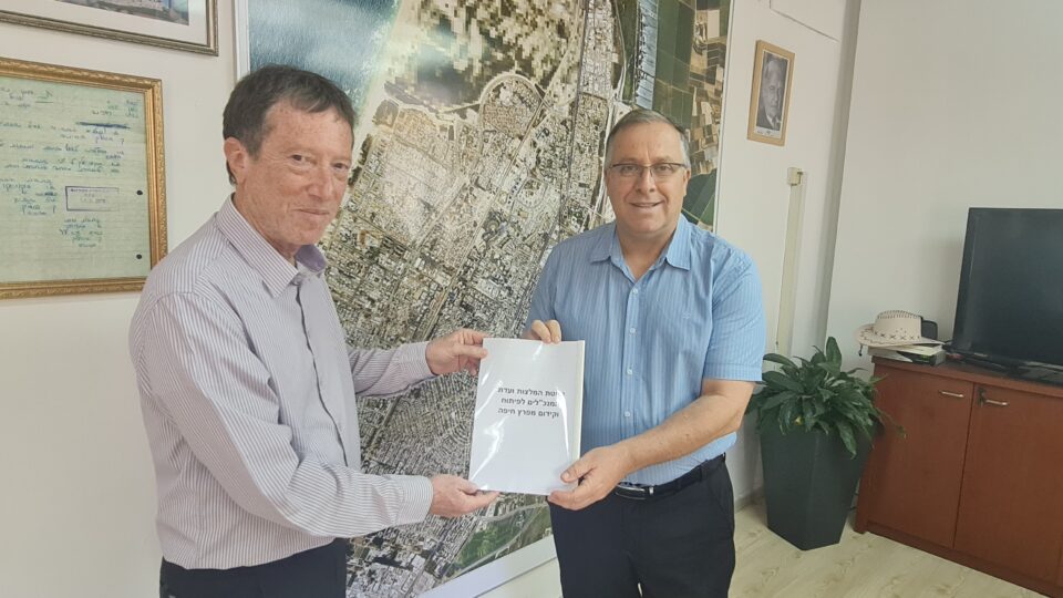 דוקורסקי נפגש פרופ’ אבי שמחון וקיבל את העתק מהמלצות ועדת המנכ”לים לפיתוח וקידום מפרץ חיפה .