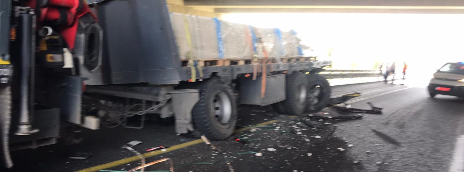 14 אלף ליטר סולר נשפכו בכביש 22 עקב תאונה בין משאיות