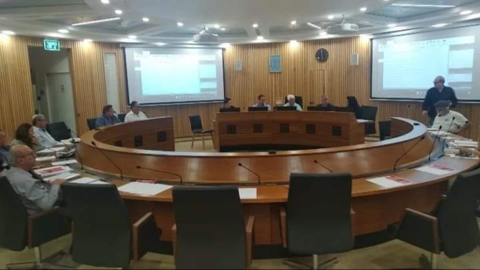 ישיבת מועצת העיר בקריית מוצקין עברה ללא רעשי רקע והפרעות