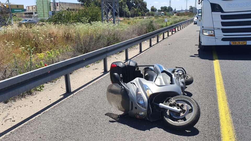 בן 50 שרכב על קטנוע נפצע בינוני בתאונה בכביש 22