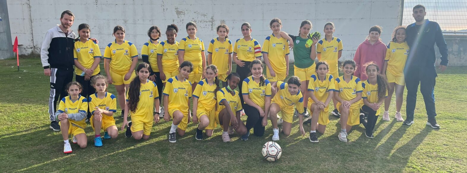 קבוצת כדורגל לבנות של בית הספר “ביאליק”  מקריית ביאליק זכתה במקום הראשון בטורניר מחוז צפון