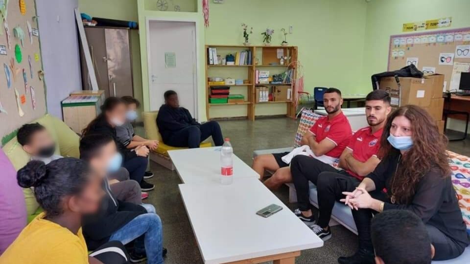 מועדון כדורגל הפועל חיפה במחווה מרגשת לתלמידי בן גוריון במוצקין
