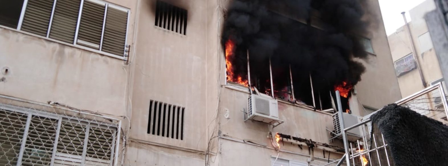 12 נפגעים בחיפה כתוצאה משריפה שפרצה בדירה
