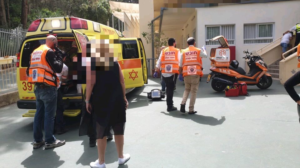 ספריה נפלה על ילד בבית ספר בחיפה – מצבו קשה
