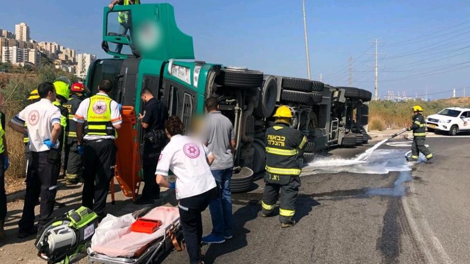 נהג משאית כבן 30 נפצע בינוני בתאונה ברחוב טופז בחיפה בחיפה.