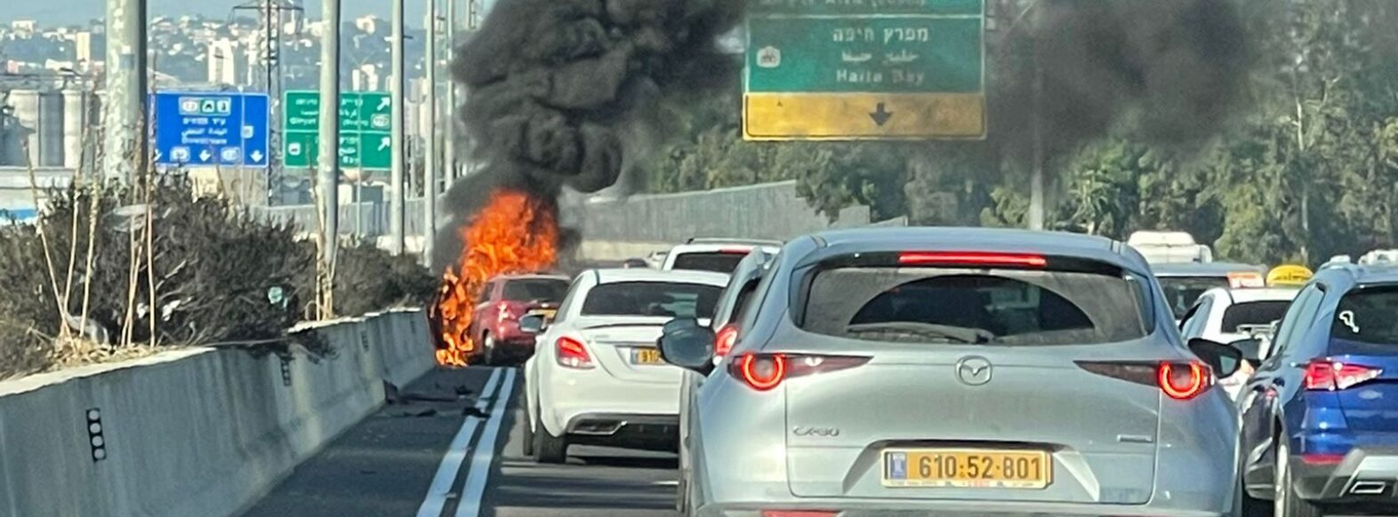 כביש 22 רכב עלה באש,פקקים לכיוון חיפה