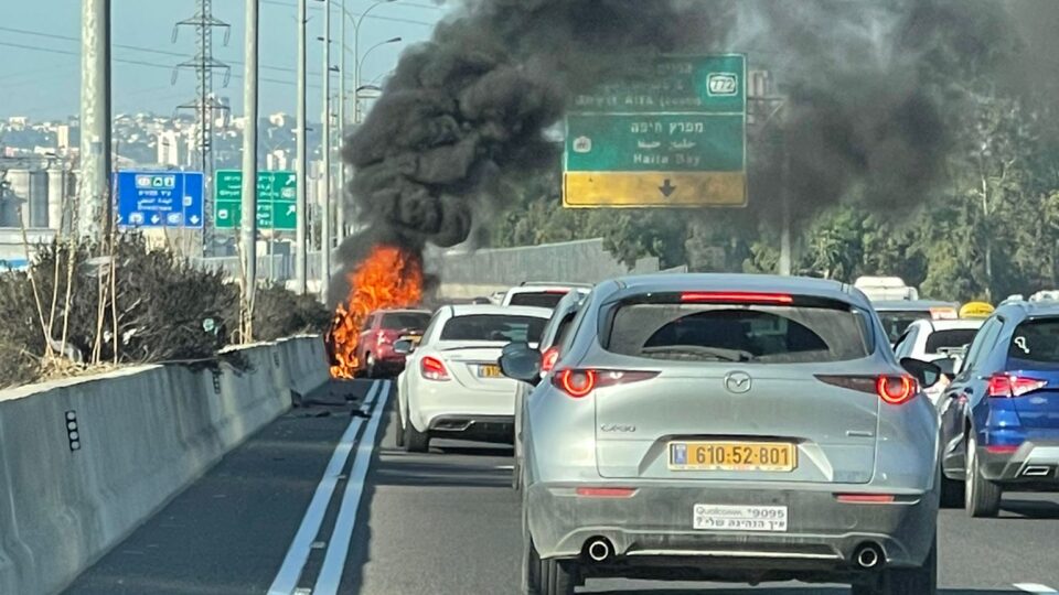 כביש 22 רכב עלה באש,פקקים לכיוון חיפה