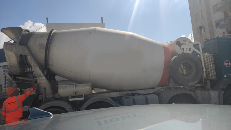 חיפה: קנס לרכב מערבל בטון ששפך במהלך הנסיעה בטון וטינף את העיר