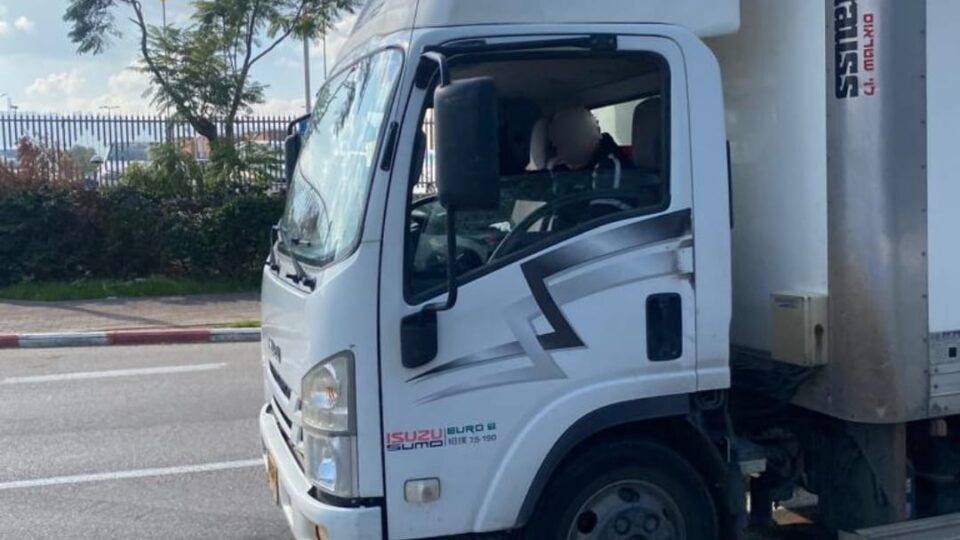 גנב משאית מאזור הקריות, נתפס בשעת מעשה כשהוא במושב הנהג ונעצר, המשאית הוחזרה לבעליה