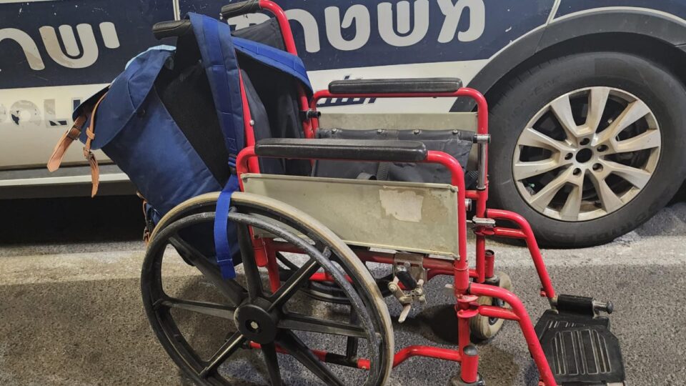 עשרות אבוקות הוסלקו בכסא גלגלים – המשטרה עצרה שני חשודים שניסו להכניסן לתוך אצטדיון “סמי עופר” בחיפה