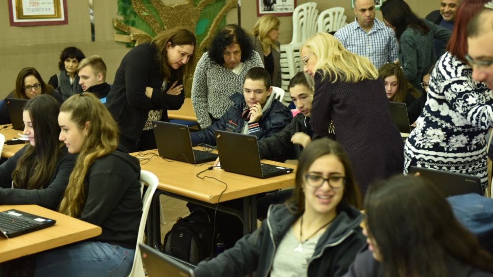 עיריית קרית אתא תעניק 40 מחשבים ניידים לתלמידים ממשפחות מעוטות יכולת