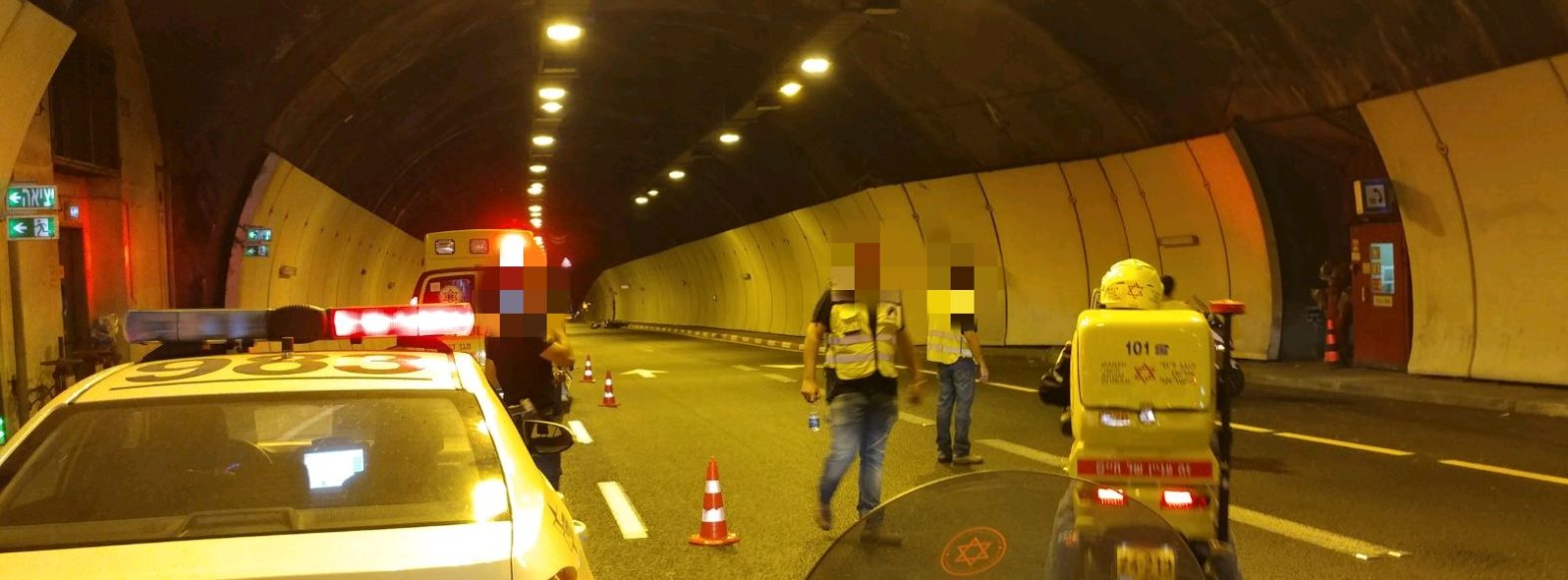 תאונה במנהרת הכרמל בין אופנוע לרכב פרטי-עומסים במקום