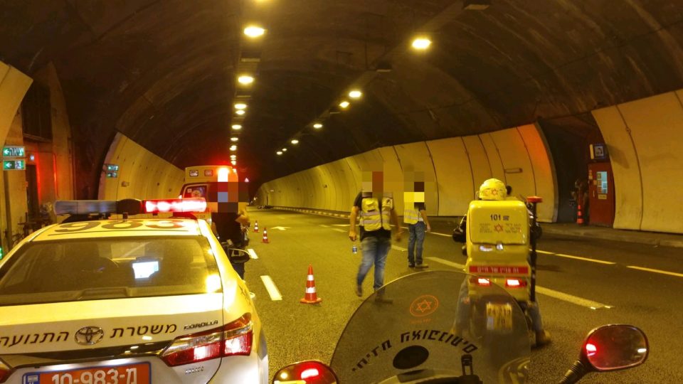 תאונה במנהרת הכרמל בין אופנוע לרכב פרטי-עומסים במקום