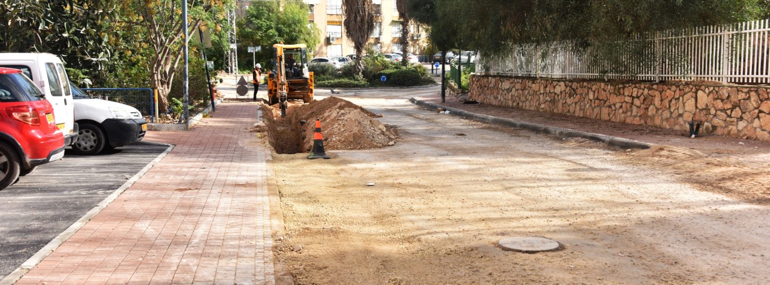 נמשכות עבודות תשתית ברחוב יצחק שדה במסגרת העבודות מתבצעות עבודות  לשיפור הכבישים